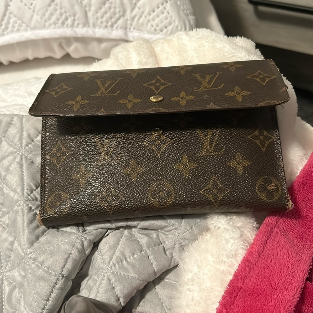 Louis Vuitton big wallet has a lot of room a lot of compartments